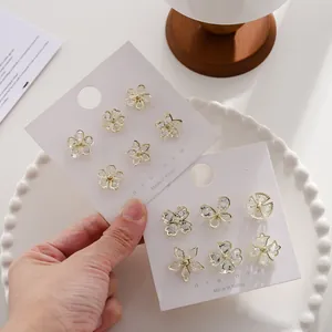 Detailansicht eleganter Strass-Blumennadeln zum Schutz vor Kleidungsentblößung im Set