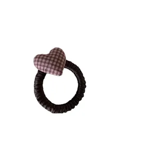 Coletero con corazón de cuadros estilo retro para peinados elegantes de cola de caballo.