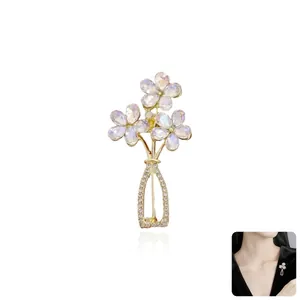 Exquisite Crystal Flower Vase Brooch Gold Plated Rhinestone Corsage For Women Vintage Fashion Suit Accessory Jewelry Gift