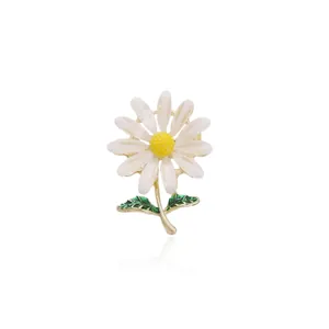 Japanse Lichte Luxe Legering Emaille Madeliefje Bloem Brosche Voor Vrouwen Wit Geel Groen Bloem Speld Kleding Accessoires