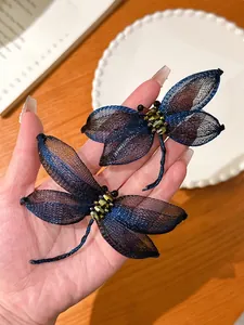Detail van elegante blauwe libellenbroches van mesh met kralen lichaamsdetails