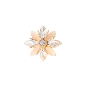 Elegante broche de copo de nieve dorado con piedras ojo de gato y pedrería brillante.