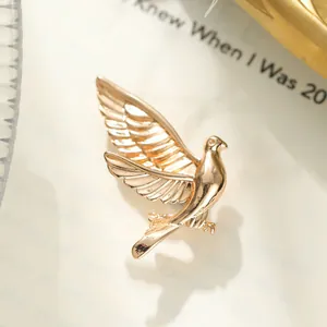 Elegante spilla a forma di colomba della pace dorata per abiti, accessorio vintage.