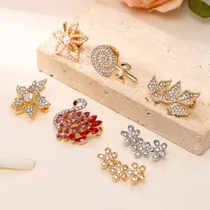 Vista detallada de varios broches de aleación con diamantes de imitación