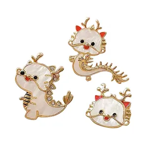 Set aus drei niedlichen Zeichentrick-Drachen-Broschen mit Muscheleinlage und Gold-Finish