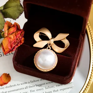 Elegante spilla a fiocco d'oro vintage con grande perla bianca in scatola di velluto