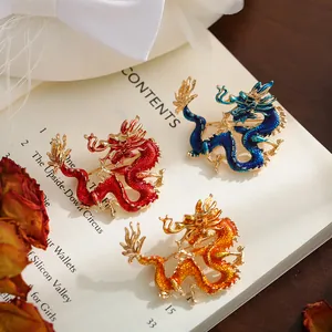 Vista detallada de broches de dragón chino en esmalte rojo, azul y amarillo