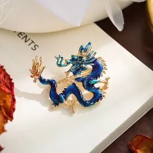 Exquisito broche de dragón de esmalte azul y oro con escamas y detalles finos