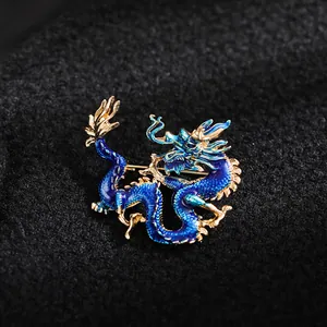 Vista detallada del esmalte azul y el acabado dorado de este broche con forma de dragón
