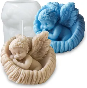 Dettaglio dello stampo in silicone angelo nel guscio con candele blu e beige fatte a mano