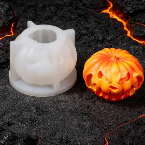 Dettaglio dello stampo in silicone a forma di zucca di Halloween con il prodotto