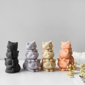 Vue détaillée de bougies en forme de 3 chatons en noir, lavande, crème et pêche.
