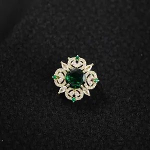 Broche de cristal verde de lujo con un raffinado diseño floral vintage en tono dorado