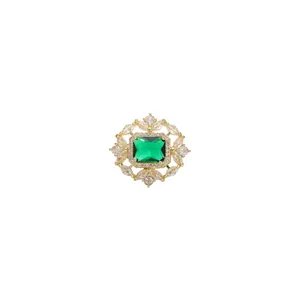 Elegante broche vintage verde esmeralda con cristales y montura dorada calada chic