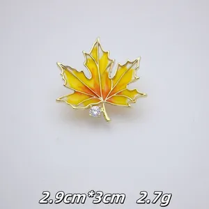 Detailansicht einer gelben Ahornblatt-Brosche, Maße 2,9 cm x 3 cm, Gewicht 2,7 g