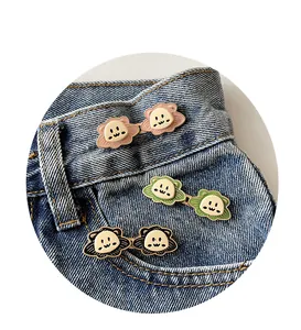 Gros plan de boucles de taille lion de dessin animé mignon sur un jean en denim bleu