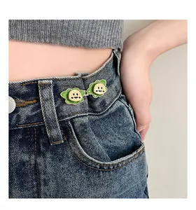 Détail de boutons mignons de réglage de taille en forme de feuille pour jeans denim