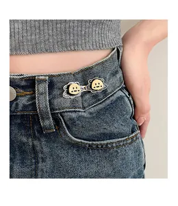 Vue détaillée des boutons de serrage taille lion de dessin animé sur un jean bleu