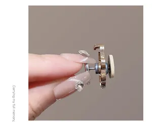 Vue latérale du bouton de serrage de taille plat et réglable avec mécanisme anti-pique