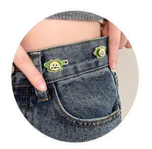 Vue détaillée des boucles de taille lion pour ajuster le jean en denim.