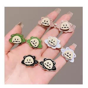 Gros plan de boucles de taille lion de dessin animé mignonnes pour ajuster les jeans.