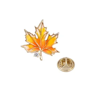 Eleganter orangefarbener Ahornblatt-Emaille-Broschenstift mit kleinem Kristall auf Weiß