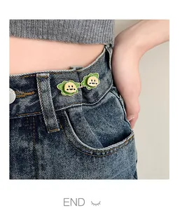 Vue détaillée de boucles de dessin animé mignonnes pour ajuster la taille du jean