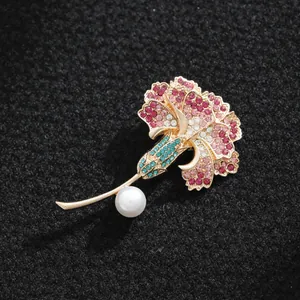 Élégante broche fleur d'œillet avec cristaux roses et perle blanche pour femme.