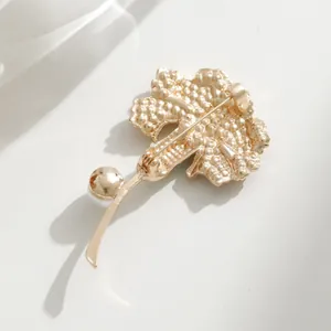 Vue arrière détaillée de la broche fleur d'œillet dorée avec fermoir de sécurité