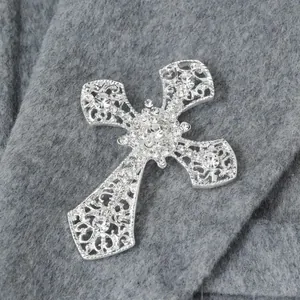 Europäische Persönlichkeit Strass Kreuz Brosche Legierung Versilbert Hohlblumenmuster Anzug Reversnadel Modeschmuck Für Damen Bankett Tägliche Dekoration