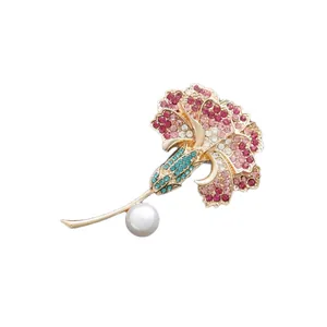 Broche élégante en forme de fleur d'œillet avec strass roses et perle blanche