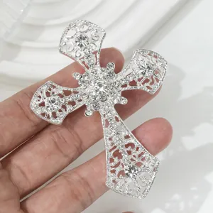 Eleganter silberfarbener Kristall-Kreuz Brosche Anstecknadel mit feinen Strasssteinen