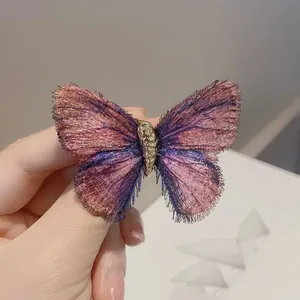 Gros plan d'une broche papillon brodée dégradée avec une texture de fil fine