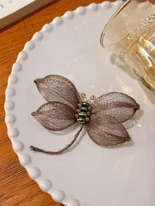 Gedetailleerde macro-opname van een libelle broche handgemaakt van paars koperdraadgaas
