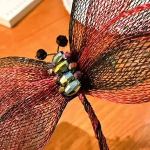 Elegante handgemaakte koperdraad libel broche met iriserende kristallen kralen voor jassen.