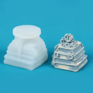 Detail der Buchstapel-Silikonform mit fertigem floralem Gips- oder Harzkunstwerk