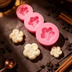 Dettaglio stampo in silicone a 3 fiori con biscotti a forma di fiore pronti