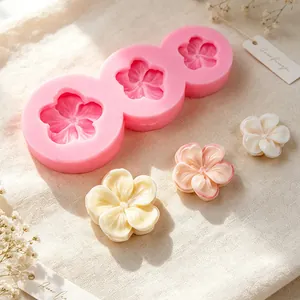 Vista dettagliata dello stampo in silicone a fiori rosa con tre cavità a 5 petali diverse