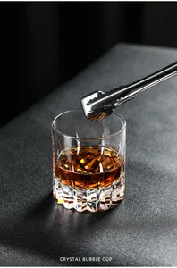 Dettaglio macro del bicchiere da whisky in cristallo Edo Kiriko con intagli a mano
