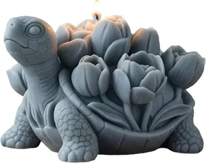 Vue détaillée d'une bougie tortue grise avec un motif de fleurs sur fond blanc