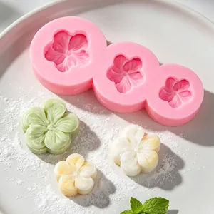 Vista dettagliata di uno stampo in silicone a fiori a cinque petali con campioni