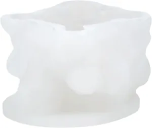 Gros plan sur un moule en silicone blanc translucide pour bougies DIY tortue