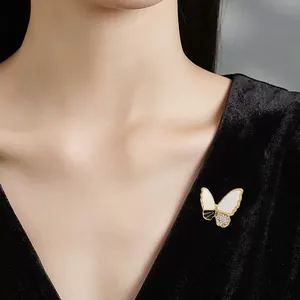 Eleganter Schmetterling Muschel Brosche mit Strass auf schwarzem Samtkleid Detail