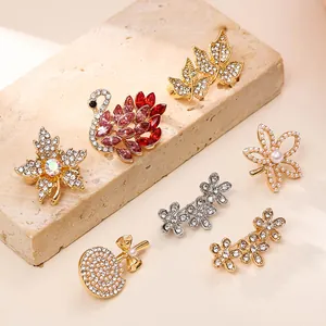 Selección de broches elegantes con pedrería y perlas en varios diseños sobre piedra