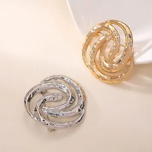 Elegante, strukturierte Spiralbroschen aus Legierung in Gold und Silber für Damen.