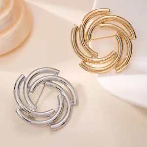 Nahaufnahme von eleganten gold- und silberfarbenen Legierungshandschmuck-Broschen