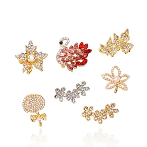 Elegante Broche de Aleación con Strass para Mujer Moda Cisne Flor Hoja de Membrillo Traje Camisa Hebilla Anti-Exposición Joyería Regalo