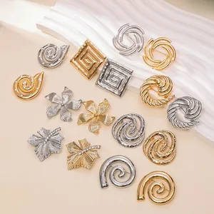 Detailansicht verschiedener gold- und silberfarbener Broschen in geometrischen Blumen-Designs