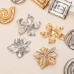 Detailansicht verschiedener hochwertiger Broschen aus Gold und Silber mit floralen Motiven