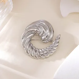 Detaillierte Ansicht einer eleganten silbernen Spiralbrosche für Damenanzüge und Mäntel